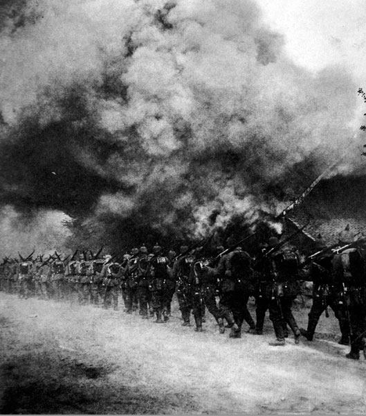 Żołnierze niemieccy na froncie zachodnim latem 1914 r. pozostawiają po sobie zgliszcza i pożogę. Gigantyczne siły, którymi dysponowało dowództwo niemieckie w chwili wybuchu wojny były rozmieszczone nader nieproporcjonalnie na granicach Rzeszy, mimo że nieuchronną oczywistością była wojna na dwa fronty - jednocześnie przeciwko Rosji i Francji. Przyczyną takiego stanu rzeczy była opracowana na przełomie XIX i XX wieku niemiecka koncepcja strategiczna - tzw. plan Schlieffena, zmodyfikowany przez Helmuta von Moltke (młodszego). Większością swych sił Niemcy zamierzali uderzyć na północną Francję (gwałcąc przy tym neutralność Belgii), a następnie - po okrążeniu i rozbiciu sił francuskich skierować się przeciwko Rosji. Stąd też ogromna część wojsk niemieckich w pierwszych tygodniach wojny parła na Zachód, by jak najszybciej dotrzeć do stolicy Francji. Żołnierze niemieccy na froncie zachodnim latem 1914 r. pozostawiają po sobie zgliszcza i pożogę. Gigantyczne siły, którymi dysponowało dowództwo niemieckie w chwili wybuchu wojny były rozmieszczone nader nieproporcjonalnie na granicach Rzeszy, mimo że nieuchronną oczywistością była wojna na dwa fronty - jednocześnie przeciwko Rosji i Francji. Przyczyną takiego stanu rzeczy była opracowana na przełomie XIX i XX wieku niemiecka koncepcja strategiczna - tzw. plan Schlieffena, zmodyfikowany przez Helmuta von Moltke (młodszego). Większością swych sił Niemcy zamierzali uderzyć na północną Francję (gwałcąc przy tym neutralność Belgii), a następnie - po okrążeniu i rozbiciu sił francuskich skierować się przeciwko Rosji. Stąd też ogromna część wojsk niemieckich w pierwszych tygodniach wojny parła na Zachód, by jak najszybciej dotrzeć do stolicy Francji.