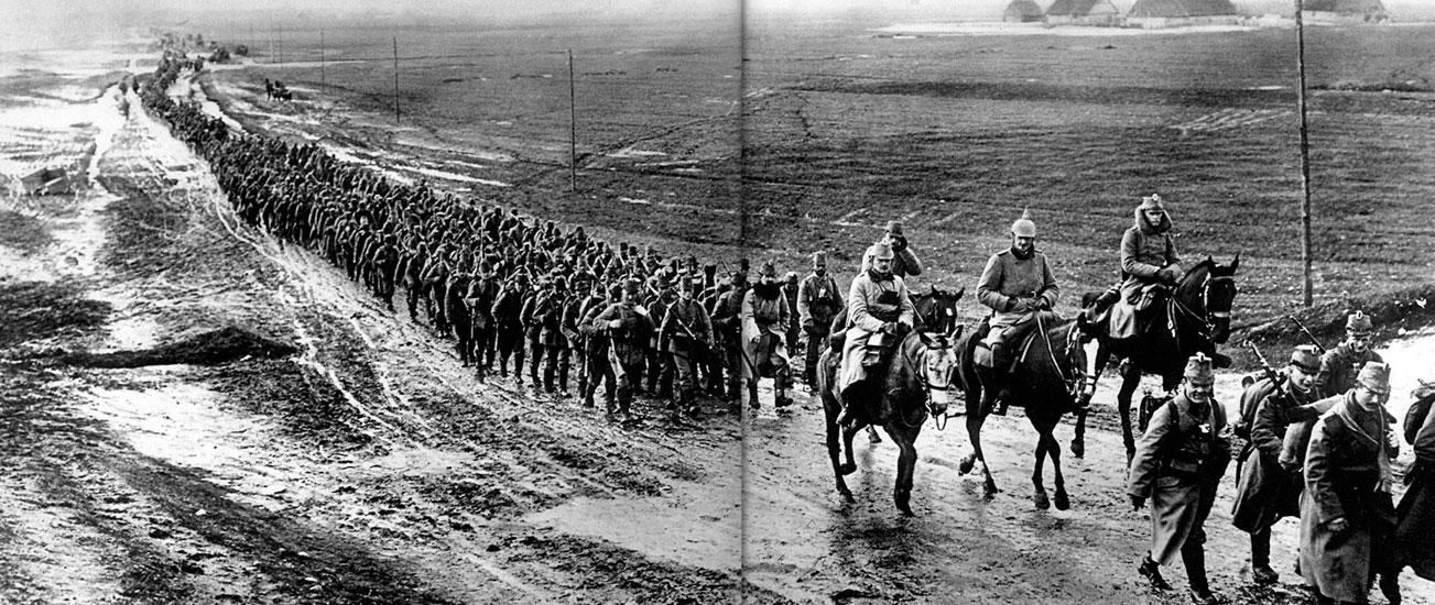 Niemcy i Austriacy - ciągle w marszu.
Front wschodni. Załamanie niemieckiej ofensywy nad Marną we wrześniu 1914 r. skazało państwa centralne na kontynuowanie działań wojennych jednocześnie na dwóch głównych frontach Europy - Wschodnim i Zachodnim. Aby sprostać wymogom strategii niezbędne było powoływanie pod broń wciąż nowych setek tysięcy mężczyzn. Niekończące się przemarsze wojskowych kolumn stały się trwałym elementem rzeczywistości na obszarach sąsiadujących z terenami walk. Dotyczyło to zwłaszcza Europy Środkowo-Wschodniej, gdzie obie walczące strony podejmowały ofensywy dość znacznie (odmiennie niż na Zachodzie) zmieniające przebieg linii frontu. Niemcy i Austriacy - ciągle w marszu.
Front wschodni. Załamanie niemieckiej ofensywy nad Marną we wrześniu 1914 r. skazało państwa centralne na kontynuowanie działań wojennych jednocześnie na dwóch głównych frontach Europy - Wschodnim i Zachodnim. Aby sprostać wymogom strategii niezbędne było powoływanie pod broń wciąż nowych setek tysięcy mężczyzn. Niekończące się przemarsze wojskowych kolumn stały się trwałym elementem rzeczywistości na obszarach sąsiadujących z terenami walk. Dotyczyło to zwłaszcza Europy Środkowo-Wschodniej, gdzie obie walczące strony podejmowały ofensywy dość znacznie (odmiennie niż na Zachodzie) zmieniające przebieg linii frontu.