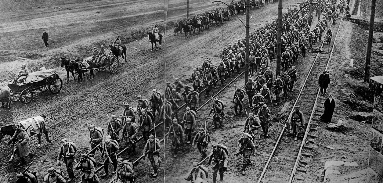 Wojska niemieckie w drodze do Warszawy latem 1915 r. Niemcy, którym nie udało się osiągnąć w pierwszych miesiącach wojny zakładanych celów, zaczęli liczyć się z możliwością stopniowego wyczerpywania rezerw surowcowych, a także i ludzkich. Właśnie dlatego z początkiem 1915 r. zdobyli się na ogromny wysiłek mobilizacyjny i rozpoczęli, wraz z Austro-Węgrami, gigantyczną ofensywę na całym froncie wschodnim, mającą zmusić Rosję do wycofania się z wojny. I znów setki tysięcy żołnierzy państw centralnych zapełniło drogi - od Prus Wschodnich do Karpat. Wojska niemieckie w drodze do Warszawy latem 1915 r. Niemcy, którym nie udało się osiągnąć w pierwszych miesiącach wojny zakładanych celów, zaczęli liczyć się z możliwością stopniowego wyczerpywania rezerw surowcowych, a także i ludzkich. Właśnie dlatego z początkiem 1915 r. zdobyli się na ogromny wysiłek mobilizacyjny i rozpoczęli, wraz z Austro-Węgrami, gigantyczną ofensywę na całym froncie wschodnim, mającą zmusić Rosję do wycofania się z wojny. I znów setki tysięcy żołnierzy państw centralnych zapełniło drogi - od Prus Wschodnich do Karpat.