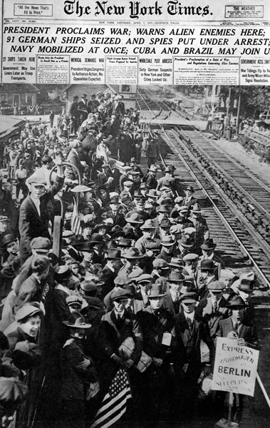 Zmobilizowani Amerykanie w drodze do wojska. Pomimo gigantycznych ofiar ponoszonych przez walczące państwa, żadna ze stron nie uzyskała do wiosny 1917 r. zdecydowanej przewagi. Wydarzeniem o rozstrzygającym znaczeniu stało się przystąpienie do koalicji Stanów Zjednoczonych. Od początku wojny zachowywały one formalną neutralność, sprzedając jednak koalicji ogromne ilości surowców, sprzętu wojennego i udzielając wielkich kredytów. Większość Amerykanów sprzeciwiała się bezpośredniej interwencji zbrojnej w Europie. Rozpoczęcie przez Niemców nieograniczonej wojny podwodnej zmieniło postawę zarówno społeczeństwa amerykańskiego, jak i władz Stanów Zjednoczonych. 6 kwietnia 1917 r. Woodrow Wilson wypowiedział Niemcom wojnę. Oznaczało to, na razie, wzmocnienie sił koalicji potencjałem amerykańskiej gospodarki. Do wysłania swych żołnierzy na Stary Kontynent Amerykanie nie byli na razie gotowi. Ich armia liczyła zaledwie 200 tys. ludzi. Stąd niezbędne było przeprowadzenie mobilizacji. Zmobilizowani Amerykanie w drodze do wojska. Pomimo gigantycznych ofiar ponoszonych przez walczące państwa, żadna ze stron nie uzyskała do wiosny 1917 r. zdecydowanej przewagi. Wydarzeniem o rozstrzygającym znaczeniu stało się przystąpienie do koalicji Stanów Zjednoczonych. Od początku wojny zachowywały one formalną neutralność, sprzedając jednak koalicji ogromne ilości surowców, sprzętu wojennego i udzielając wielkich kredytów. Większość Amerykanów sprzeciwiała się bezpośredniej interwencji zbrojnej w Europie. Rozpoczęcie przez Niemców nieograniczonej wojny podwodnej zmieniło postawę zarówno społeczeństwa amerykańskiego, jak i władz Stanów Zjednoczonych. 6 kwietnia 1917 r. Woodrow Wilson wypowiedział Niemcom wojnę. Oznaczało to, na razie, wzmocnienie sił koalicji potencjałem amerykańskiej gospodarki. Do wysłania swych żołnierzy na Stary Kontynent Amerykanie nie byli na razie gotowi. Ich armia liczyła zaledwie 200 tys. ludzi. Stąd niezbędne było przeprowadzenie mobilizacji.