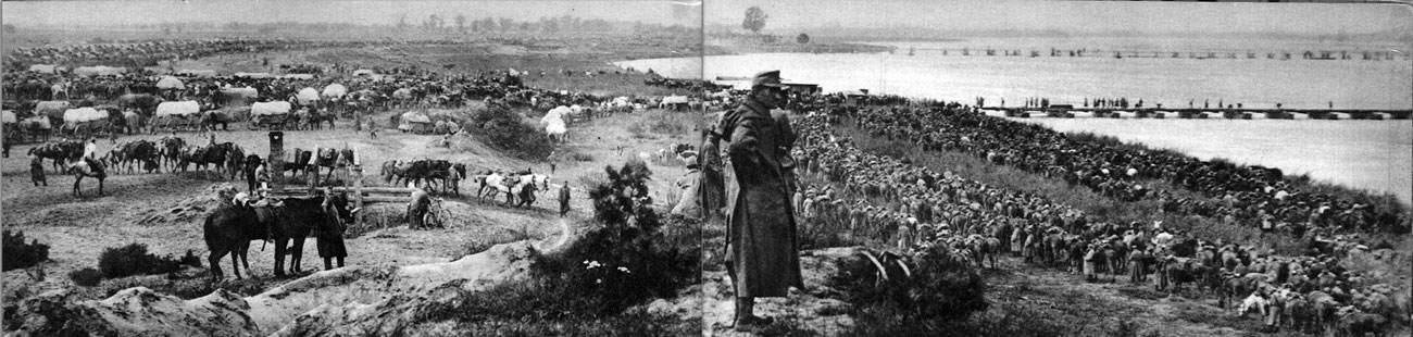 Oddziały niemieckie i austro-węgierskie podczas forsowania Dunaju w październiku 1915 roku. Bałkany, wedle powszechnych wyobrażeń, były źródłem Wielkiej Wojny. Obszar ten znalazł się w ogniu walk już w lipcu 1914 roku. Austro-węgierska ofensywa podjęta przeciwko Serbii z terenów Bośni doprowadziła do opanowania Belgradu. Wkrótce jednak wojska serbskie przeszły do kontrnatarcia i odzyskały swą stolicę. Sytuacja Serbii zmieniła się radykalnie w drugiej połowie 1915 roku. Sukces państw centralnych w operacjach na Froncie Wschodnim umożliwił im skoncentrowanie wysiłku na Froncie Bałkańskim. 7 października wojska cesarzy Wilhelma i Franciszka Józefa sforsowały Sawę i Dunaj, wdzierając się na teren Serbii. 9 października padł Bel-grad. Postępy najeźdźców skłoniły Bułgarię do wystąpienia 14 października 1915 roku przeciwko Entencie. Armia cara Ferdynanda zaatakowała Serbię od wschodu. Wzięte w kleszcze wojska serbskie, licząc na odsiecz alianckiego korpusu ekspedycyjnego z rejonu Salonik, skoncentrowały się na Kosowym Polu. Osamotnione, pozbawione sojuszniczej pomocy poniosły jednak w listopadzie 1915 roku ciężką klęskę i zostały zmuszone do wycofania się na teren Albanii. Oddziały niemieckie i austro-węgierskie podczas forsowania Dunaju w październiku 1915 roku. Bałkany, wedle powszechnych wyobrażeń, były źródłem Wielkiej Wojny. Obszar ten znalazł się w ogniu walk już w lipcu 1914 roku. Austro-węgierska ofensywa podjęta przeciwko Serbii z terenów Bośni doprowadziła do opanowania Belgradu. Wkrótce jednak wojska serbskie przeszły do kontrnatarcia i odzyskały swą stolicę. Sytuacja Serbii zmieniła się radykalnie w drugiej połowie 1915 roku. Sukces państw centralnych w operacjach na Froncie Wschodnim umożliwił im skoncentrowanie wysiłku na Froncie Bałkańskim. 7 października wojska cesarzy Wilhelma i Franciszka Józefa sforsowały Sawę i Dunaj, wdzierając się na teren Serbii. 9 października padł Bel-grad. Postępy najeźdźców skłoniły Bułgarię do wystąpienia 14 października 1915 roku przeciwko Entencie. Armia cara Ferdynanda zaatakowała Serbię od wschodu. Wzięte w kleszcze wojska serbskie, licząc na odsiecz alianckiego korpusu ekspedycyjnego z rejonu Salonik, skoncentrowały się na Kosowym Polu. Osamotnione, pozbawione sojuszniczej pomocy poniosły jednak w listopadzie 1915 roku ciężką klęskę i zostały zmuszone do wycofania się na teren Albanii.