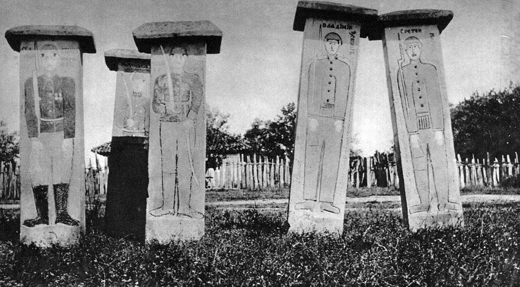 Symboliczne mogiły upamiętniające poległych serbskich żołnierzy. W toku kampanii 1915 roku wojska serbskie poniosły bardzo ciężkie straty. Spośród biorących udział w walce 340 tys. żołnierzy śmierć poniosło ponad 90 tys. Najgorsze dla walecznego narodu było jednak to, że wielki wysiłek poszedł na marne. Cały kraj dostał się pod obcą okupację. Symboliczne mogiły upamiętniające poległych serbskich żołnierzy. W toku kampanii 1915 roku wojska serbskie poniosły bardzo ciężkie straty. Spośród biorących udział w walce 340 tys. żołnierzy śmierć poniosło ponad 90 tys. Najgorsze dla walecznego narodu było jednak to, że wielki wysiłek poszedł na marne. Cały kraj dostał się pod obcą okupację.