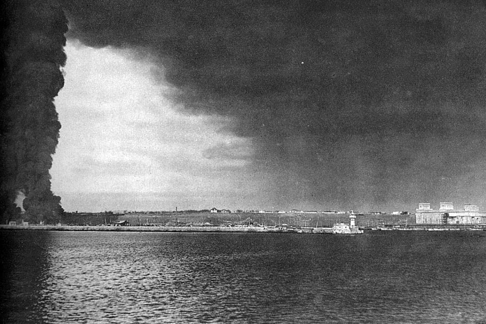 Płonące cysterny w rumuńskim porcie Constanca. W roku 1917 państwa centralne kontynuowały błyskotliwe ofensywy przeciwko armii rumuńskiej. Jej pokonanie ułatwiła rewolucja w Rosji, uniemożliwiająca udzie-lenie pomocy walczącym Rumunom. Korzyści z tej sytuacji dla Niemiec i Austro-Węgier były bardzo znaczące. Do końca 1917 roku opanowały one bogate złoża ropy naftowej w Mołdawii i Wołoszczyźnie, miały też do swej dyspozycji ogromne połacie żyznych, pszenicznych gleb. Klęskę Rumunii przypieczętował rozejm, który podpisała 10 grudnia 1917 roku. Płonące cysterny w rumuńskim porcie Constanca. W roku 1917 państwa centralne kontynuowały błyskotliwe ofensywy przeciwko armii rumuńskiej. Jej pokonanie ułatwiła rewolucja w Rosji, uniemożliwiająca udzie-lenie pomocy walczącym Rumunom. Korzyści z tej sytuacji dla Niemiec i Austro-Węgier były bardzo znaczące. Do końca 1917 roku opanowały one bogate złoża ropy naftowej w Mołdawii i Wołoszczyźnie, miały też do swej dyspozycji ogromne połacie żyznych, pszenicznych gleb. Klęskę Rumunii przypieczętował rozejm, który podpisała 10 grudnia 1917 roku.