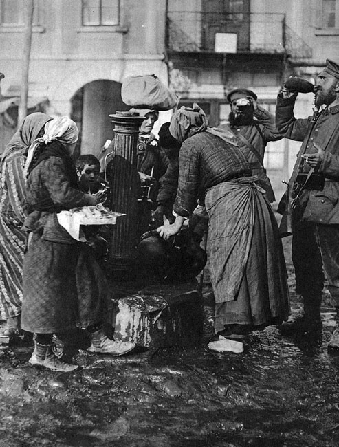 Piechurzy niemieccy czerpią wodę ze studni w macedońskim miasteczku. W tym samym czasie, gdy dogorywała Rumunia, toczyły się ciężkie walki na terenie Macedonii. W pierwszej połowie 1917 roku pozycje państw centralnych były atakowane, bez większego powodzenia, przez Armię Wschodu generała Sarrail. 1 lipca 1917 roku do wojny po stronie Ententy przystąpiła Grecja. Nie poprawiło to jednak sytuacji sprzymierzonych. Przełom na Bałkanach nastąpił dopiero jesienią 1918 roku, gdy ofensywa wojsk sojuszniczych, dowodzonych przez generała Francheta d'Espérey, napotkała słaby opór oddziałów bułgarskich. Złamawszy go, zmuszono Bułgarię 30 września 1918 roku do zawarcia rozejmu. W zaistniałej sytuacji wojska niemieckie i austro-węgierskie rozpoczęły odwrót z Bałkanów. Na przedzie wojsk Ententy parły ku Dunajowi jednostki serbskie, które 1 listopada oswobodziły Belgrad. Miał się on stać stolicą Królestwa Serbów, Chorwatów i Słoweńców - przyszłej Jugosławi. Piechurzy niemieccy czerpią wodę ze studni w macedońskim miasteczku. W tym samym czasie, gdy dogorywała Rumunia, toczyły się ciężkie walki na terenie Macedonii. W pierwszej połowie 1917 roku pozycje państw centralnych były atakowane, bez większego powodzenia, przez Armię Wschodu generała Sarrail. 1 lipca 1917 roku do wojny po stronie Ententy przystąpiła Grecja. Nie poprawiło to jednak sytuacji sprzymierzonych. Przełom na Bałkanach nastąpił dopiero jesienią 1918 roku, gdy ofensywa wojsk sojuszniczych, dowodzonych przez generała Francheta d'Espérey, napotkała słaby opór oddziałów bułgarskich. Złamawszy go, zmuszono Bułgarię 30 września 1918 roku do zawarcia rozejmu. W zaistniałej sytuacji wojska niemieckie i austro-węgierskie rozpoczęły odwrót z Bałkanów. Na przedzie wojsk Ententy parły ku Dunajowi jednostki serbskie, które 1 listopada oswobodziły Belgrad. Miał się on stać stolicą Królestwa Serbów, Chorwatów i Słoweńców - przyszłej Jugosławi.