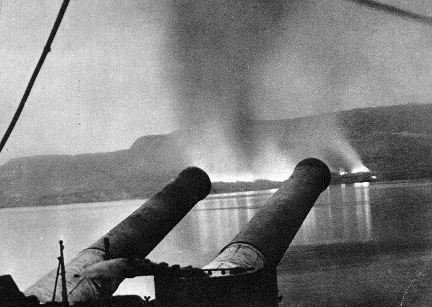 Desant aliantów pod na półwyspie Gallipoli w kwietniu 1915 roku. Jednym z najważniejszych celów strategicznych Ententy było opanowanie cieśnin czarnomorskich. Pozostawały one pod kontrolą Turcji, która już 29 października 1914 roku przystąpiła do wojny po stronie państw centralnych. Swobodna żegluga przez Bosfor i Dardanele zapewniałaby bezpośrednią łączność z Rosją. Pozwalałaby na dostarczanie jej sprzętu wojskowego i zaopatrywanie się państw zachodnich w rosyjskie zboże. Zdobycie cieśnin odcięłoby Niemcy i Austro-Węgry od Bliskiego Wschodu i poprawiło sytuację Anglików w tym rejonie. Wzmocniłoby również położenie aliantów na Bałkanach. Stawka w boju o przesmyk wiodący na Morze Czarne była zatem niezmiernie wysoka. A jednak długo Anglicy i Francuzi nie potrafili zdobyć się na zdecydowane działania na tym froncie. Operacje prowadzone siłami floty od listopada 1914 do marca 1915 roku nie przyniosły pożądanych rezultatów. Ostrzał z morza nie złamał oporu Turków. Ostatecznie, w końcu kwietnia 1915 roku, na Gallipoli wysadzony został potężny korpus ekspedycyjny, dowodzony przez generała sir Iana Hamiltona. Pod jego komendą znajdowało się blisko 80 tys. ludzi - Anglików, Kanadyjczyków, Nowozelandczyków, Francuzów. Po ciężkich walkach opanowano skrawki lądu na południu półwyspu. Desant aliantów pod na półwyspie Gallipoli w kwietniu 1915 roku. Jednym z najważniejszych celów strategicznych Ententy było opanowanie cieśnin czarnomorskich. Pozostawały one pod kontrolą Turcji, która już 29 października 1914 roku przystąpiła do wojny po stronie państw centralnych. Swobodna żegluga przez Bosfor i Dardanele zapewniałaby bezpośrednią łączność z Rosją. Pozwalałaby na dostarczanie jej sprzętu wojskowego i zaopatrywanie się państw zachodnich w rosyjskie zboże. Zdobycie cieśnin odcięłoby Niemcy i Austro-Węgry od Bliskiego Wschodu i poprawiło sytuację Anglików w tym rejonie. Wzmocniłoby również położenie aliantów na Bałkanach. Stawka w boju o przesmyk wiodący na Morze Czarne była zatem niezmiernie wysoka. A jednak długo Anglicy i Francuzi nie potrafili zdobyć się na zdecydowane działania na tym froncie. Operacje prowadzone siłami floty od listopada 1914 do marca 1915 roku nie przyniosły pożądanych rezultatów. Ostrzał z morza nie złamał oporu Turków. Ostatecznie, w końcu kwietnia 1915 roku, na Gallipoli wysadzony został potężny korpus ekspedycyjny, dowodzony przez generała sir Iana Hamiltona. Pod jego komendą znajdowało się blisko 80 tys. ludzi - Anglików, Kanadyjczyków, Nowozelandczyków, Francuzów. Po ciężkich walkach opanowano skrawki lądu na południu półwyspu.