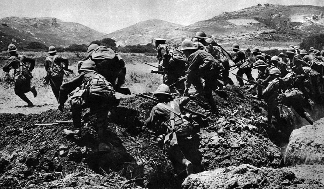 Alianci atakują pozycje tureckie na półwyspie Gallipoli. Po umocnieniu się na stałym lądzie sił desantowych, rozpoczęły się ciężkie walki pozycyjne. Alianci, mimo posiadania znacznie nowocześniejszego sprzętu, nie zdołali uzyskać przewagi. Nie pomagały nadchodzące wciąż posiłki. W sierpniu 1915 roku sprzymierzeni wylądowali w Zatoce Suwla, w środkowej części półwyspu. Jednak i ta próba pokonania Turków okazała się daremna. Alianci atakują pozycje tureckie na półwyspie Gallipoli. Po umocnieniu się na stałym lądzie sił desantowych, rozpoczęły się ciężkie walki pozycyjne. Alianci, mimo posiadania znacznie nowocześniejszego sprzętu, nie zdołali uzyskać przewagi. Nie pomagały nadchodzące wciąż posiłki. W sierpniu 1915 roku sprzymierzeni wylądowali w Zatoce Suwla, w środkowej części półwyspu. Jednak i ta próba pokonania Turków okazała się daremna.