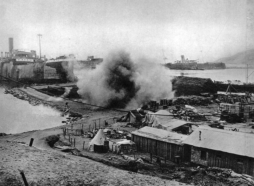 Odwrót z Gallipoli. Wobec fiaska operacji dardanelskiej, dowództwo brytyjskie postanowiło wycofać korpus ekspedycyjny. Na przełomie grudnia 1915 i stycznia 1916 roku, pod osłoną floty, przeprowadzono ewakuację. W toku walk o cieśniny alianci stracili prawie 36 tys. zabitych i 107 tys. rannych. Porażka była ciosem prestiżowym dla dowództwa brytyjskiego. Wywołała też napięcia w polityce wewnętrznej Wielkiej Brytanii. Odwrót z Gallipoli. Wobec fiaska operacji dardanelskiej, dowództwo brytyjskie postanowiło wycofać korpus ekspedycyjny. Na przełomie grudnia 1915 i stycznia 1916 roku, pod osłoną floty, przeprowadzono ewakuację. W toku walk o cieśniny alianci stracili prawie 36 tys. zabitych i 107 tys. rannych. Porażka była ciosem prestiżowym dla dowództwa brytyjskiego. Wywołała też napięcia w polityce wewnętrznej Wielkiej Brytanii.
