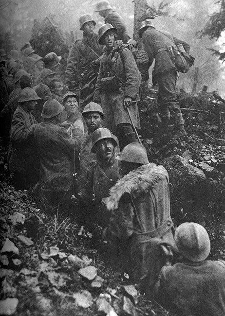 Żołnierze austriaccy w zdobytych włoskich okopach. Od czerwca 1915 do września 1917 roku armia włoska podjęła jedenaście desperackich ofensyw, które przeszły do historii jako 'bitwy nad Isonzo'. Za każdym razem napotykały one na zdecydowana obronę wojsk cesarsko-królewskiej monarchii, które odrzucały napastników, przechodząc do kontrnatarcia. Działania Włochów nie przynosiły niczego, oprócz ciężkich strat. Jeszcze gorzej wiodło im się w Tyrolu, gdzie Austriacy osiągnęli znaczne sukcesy w maju 1916 roku. Żołnierze austriaccy w zdobytych włoskich okopach. Od czerwca 1915 do września 1917 roku armia włoska podjęła jedenaście desperackich ofensyw, które przeszły do historii jako 'bitwy nad Isonzo'. Za każdym razem napotykały one na zdecydowana obronę wojsk cesarsko-królewskiej monarchii, które odrzucały napastników, przechodząc do kontrnatarcia. Działania Włochów nie przynosiły niczego, oprócz ciężkich strat. Jeszcze gorzej wiodło im się w Tyrolu, gdzie Austriacy osiągnęli znaczne sukcesy w maju 1916 roku.