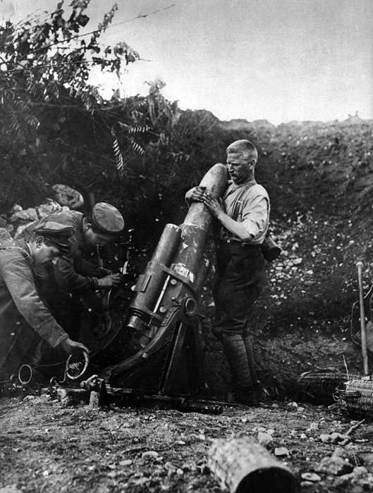 Moździerz niemiecki w walkach nad Isonzo jesienią 1917 roku. Aby przejąć inicjatywę w trwającej przeszło dwa lata we wschodniej części frontu włoskiego wojnie pozycyjnej, siły austro-węgierskie, wspomagane przez Niemców, podjęły 24 października 1917 roku potężną ofensywę, która postawiła armię Italii w krytycznej sytuacji. Moździerz niemiecki w walkach nad Isonzo jesienią 1917 roku. Aby przejąć inicjatywę w trwającej przeszło dwa lata we wschodniej części frontu włoskiego wojnie pozycyjnej, siły austro-węgierskie, wspomagane przez Niemców, podjęły 24 października 1917 roku potężną ofensywę, która postawiła armię Italii w krytycznej sytuacji.