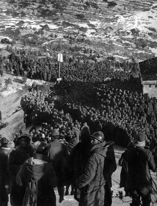 Tysiące włoskich jeńców w niewoli państw centralnych. Impet uderzenia z 24 października 1917 roku zaskoczył Włochów. Front przełamany został pod Caporetto. Ofensywa nabrała dodatkowego tempa po dotarciu na tereny nizinne. W końcu listopada atakujący dotarli do rzeki Piawa, niespełna 40 kilometrów od Wenecji. Do niewoli trafiło 300 tys. żołnierzy włoskich. Tysiące włoskich jeńców w niewoli państw centralnych. Impet uderzenia z 24 października 1917 roku zaskoczył Włochów. Front przełamany został pod Caporetto. Ofensywa nabrała dodatkowego tempa po dotarciu na tereny nizinne. W końcu listopada atakujący dotarli do rzeki Piawa, niespełna 40 kilometrów od Wenecji. Do niewoli trafiło 300 tys. żołnierzy włoskich.