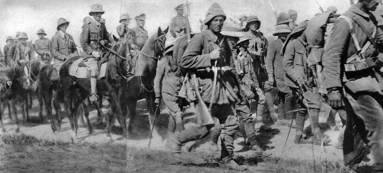 Oficerowie angielscy wzięci do niewoli pod Kut al-Amara, eskortowani przez żołnierzy tureckich. W styczniu 1916 roku Turcy odparli odsiecz śpieszącą z pomocą zamkniętym w Kut al-Amara wojskom angielskim. 26 kwietnia 1915 roku, po czterech miesiącach walki, pozbawieni żywności i amunicji obrońcy skapitulowali. Do niewoli dostało się 13 tys. żołnierzy - w tym pięciu generałów. Oficerowie angielscy wzięci do niewoli pod Kut al-Amara, eskortowani przez żołnierzy tureckich. W styczniu 1916 roku Turcy odparli odsiecz śpieszącą z pomocą zamkniętym w Kut al-Amara wojskom angielskim. 26 kwietnia 1915 roku, po czterech miesiącach walki, pozbawieni żywności i amunicji obrońcy skapitulowali. Do niewoli dostało się 13 tys. żołnierzy - w tym pięciu generałów.
