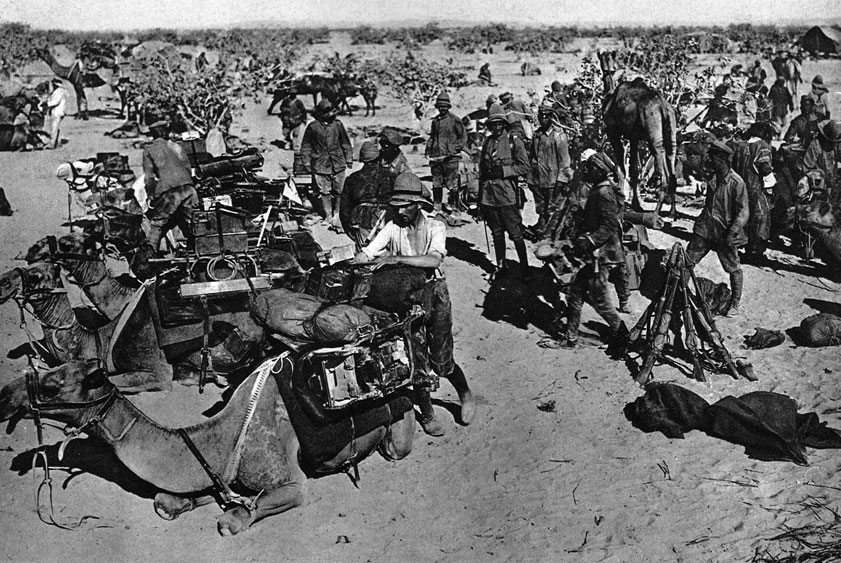 Odziały niemieckie i tureckie na Półwyspie Synaj w 1916 roku. Nieco gorzej niż w Mezopotamii wiodło się państwom centralnym w strefie Kanału Sueskiego. Próby opanowania tej ważnej drogi morskiej w 1915 roku załamały się. Już od wiosny 1916 roku wojska tureckie wspomagał nieliczny, lecz nowocześnie wyposażony niemiecki korpus techniczny. Udział Niemców w walkach na Bliskim Wschodzie zwiększył się znacznie w połowie tego roku, gdy dotarł tam 18-tysięczny korpus ekspedycyjny. Jego kolumna transportowa w czasie marszu przez pustynię składała się z 16 tysięcy wielbłądów. Odziały niemieckie i tureckie na Półwyspie Synaj w 1916 roku. Nieco gorzej niż w Mezopotamii wiodło się państwom centralnym w strefie Kanału Sueskiego. Próby opanowania tej ważnej drogi morskiej w 1915 roku załamały się. Już od wiosny 1916 roku wojska tureckie wspomagał nieliczny, lecz nowocześnie wyposażony niemiecki korpus techniczny. Udział Niemców w walkach na Bliskim Wschodzie zwiększył się znacznie w połowie tego roku, gdy dotarł tam 18-tysięczny korpus ekspedycyjny. Jego kolumna transportowa w czasie marszu przez pustynię składała się z 16 tysięcy wielbłądów.