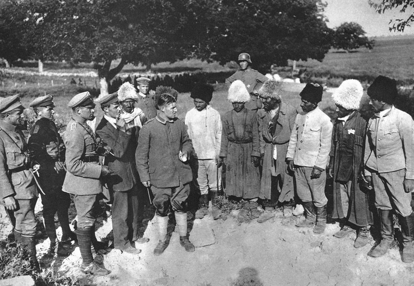 Żołnierze niemieccy w rozmowie z mieszkańcami Kaukazu. Od końca 1914 roku toczyły się ciężkie walki turecko - rosyjskie na Kaukazie, w których przewagę uzyskały wojska Mikołaja II. Również i na tym froncie Niemcy musiały wspomóc nieskutecznego sojusznika. W maju 1915 roku w pobliżu Batumi wylądował desant mający przyjść Turkom z odsieczą. Żołnierze niemieccy w rozmowie z mieszkańcami Kaukazu. Od końca 1914 roku toczyły się ciężkie walki turecko - rosyjskie na Kaukazie, w których przewagę uzyskały wojska Mikołaja II. Również i na tym froncie Niemcy musiały wspomóc nieskutecznego sojusznika. W maju 1915 roku w pobliżu Batumi wylądował desant mający przyjść Turkom z odsieczą.
