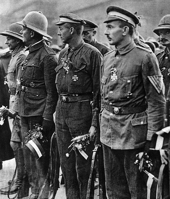 Powrót niemieckich wojsk kolonialnych do Rzeszy. Przez cały okres wojny, z dala od ważniejszych frontów, toczyły się zmagania wokół niemieckich posiadłości w Afryce. Już w sierpniu 1914 roku sprzymierzeni zajęli Togo nad Zatoką Gwinejską, a w lipcu 1915 roku opanowali Niemiecką Afrykę Południowo - Zachodnią. Najcięższe walki toczyły się w Niemieckiej Afryce Wschodniej. W listopadzie 1914 roku Anglicy podjęli próbę desantu w porcie Tanga. Siły inwazyjne, dowodzone przez generała Aitkena przeprowadziły jednak operację nader nieudolnie i napotkały w dodatku na zdecydowany opór Niemców. Obroną Tangi dowodził pułkownik Paul von Lettow-Vorbeck. Nie tylko odparł on atak, ale zadał Anglikom ciężkie straty i zdobył pokaźne ilości sprzętu i uzbrojenia, pozwalające mu na kontynuowanie walki przez następne lata. W listopadzie 1917 roku oddziały niemieckie przeszły na terytorium Portugalskiej Afryki Wschodniej, gdzie prowadziły działania partyzanckie, a nawet organizowały wypady do brytyjskiej Rodezji. Wojska Lettow-Vorbecka poddały się dopiero 25 listopada 1918 roku. Po kapitulacji musiały powrócić do Europy. Na mocy rozejmu z 11 listopada 1918 roku Niemcy traciły swe kolonie w Afryce. Powrót niemieckich wojsk kolonialnych do Rzeszy. Przez cały okres wojny, z dala od ważniejszych frontów, toczyły się zmagania wokół niemieckich posiadłości w Afryce. Już w sierpniu 1914 roku sprzymierzeni zajęli Togo nad Zatoką Gwinejską, a w lipcu 1915 roku opanowali Niemiecką Afrykę Południowo - Zachodnią. Najcięższe walki toczyły się w Niemieckiej Afryce Wschodniej. W listopadzie 1914 roku Anglicy podjęli próbę desantu w porcie Tanga. Siły inwazyjne, dowodzone przez generała Aitkena przeprowadziły jednak operację nader nieudolnie i napotkały w dodatku na zdecydowany opór Niemców. Obroną Tangi dowodził pułkownik Paul von Lettow-Vorbeck. Nie tylko odparł on atak, ale zadał Anglikom ciężkie straty i zdobył pokaźne ilości sprzętu i uzbrojenia, pozwalające mu na kontynuowanie walki przez następne lata. W listopadzie 1917 roku oddziały niemieckie przeszły na terytorium Portugalskiej Afryki Wschodniej, gdzie prowadziły działania partyzanckie, a nawet organizowały wypady do brytyjskiej Rodezji. Wojska Lettow-Vorbecka poddały się dopiero 25 listopada 1918 roku. Po kapitulacji musiały powrócić do Europy. Na mocy rozejmu z 11 listopada 1918 roku Niemcy traciły swe kolonie w Afryce.