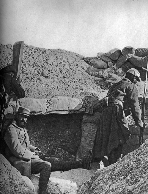 Okopy francuskie w Szampanii, początek 1915 roku. Życie wepchniętych do okopów żołnierzy upływało przede wszystkim pod znakiem nieustannego czuwania i oczekiwania na atak. Dyżurny obserwator śledzi sytuacje na przedpolu przez lornetkę peryskopową. Wartownik z nasadzonym na karabin bagnetem udaje się na swój posterunek. Okop umocniony workami z ziemią. Jak mawiali walczący, wojna się skończy, gdy zabraknie Belgii do sypania jej do worków... Okopy francuskie w Szampanii, początek 1915 roku. Życie wepchniętych do okopów żołnierzy upływało przede wszystkim pod znakiem nieustannego czuwania i oczekiwania na atak. Dyżurny obserwator śledzi sytuacje na przedpolu przez lornetkę peryskopową. Wartownik z nasadzonym na karabin bagnetem udaje się na swój posterunek. Okop umocniony workami z ziemią. Jak mawiali walczący, wojna się skończy, gdy zabraknie Belgii do sypania jej do worków...