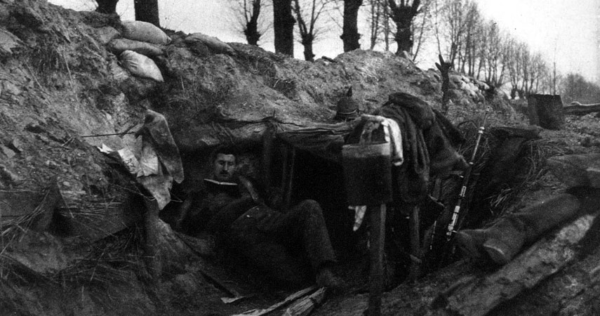 Spokojne dni na froncie. Gdy nastawał spokój, żołnierze mogli pozwolić sobie na dłuższe wytchnienie. Rozrzucone w nieładzie buty, hełm - pikielhauba, karabin, mundur, dyndająca na drewnianym drążku menażka, a zwłaszcza niedbała poza pogrążonego w lekturze żołnierza świadczą o zachłannym chwytaniu przezeń oczekiwanej chwili relaksu. Spokojne dni na froncie. Gdy nastawał spokój, żołnierze mogli pozwolić sobie na dłuższe wytchnienie. Rozrzucone w nieładzie buty, hełm - pikielhauba, karabin, mundur, dyndająca na drewnianym drążku menażka, a zwłaszcza niedbała poza pogrążonego w lekturze żołnierza świadczą o zachłannym chwytaniu przezeń oczekiwanej chwili relaksu.