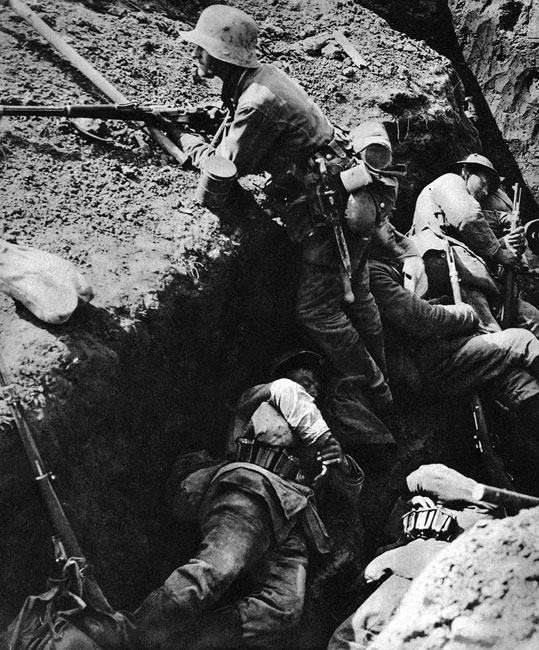 Niemcy w pełnym pogotowiu... Dyżurny obserwator w pełnym rynsztunku - Mauser w dłoniach, maska przeciwgazowa przewieszona przez piersi, na pasie łopatka - saperka, bagnet, manierka, kubek, chlebak. Podobnie obwieszeni są jego śpiący koledzy. Może oczekują na atak, może sami odpoczywają przed jego podjęciem. Niemcy w pełnym pogotowiu... Dyżurny obserwator w pełnym rynsztunku - Mauser w dłoniach, maska przeciwgazowa przewieszona przez piersi, na pasie łopatka - saperka, bagnet, manierka, kubek, chlebak. Podobnie obwieszeni są jego śpiący koledzy. Może oczekują na atak, może sami odpoczywają przed jego podjęciem.