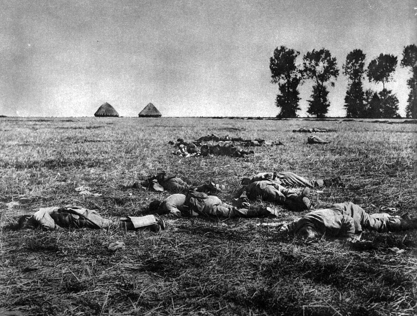 Krach planu Schlieffena. Twardy opór Belgów, Anglików i Francuzów, na jaki niemieckie dywizje napotkały na Zachodzie wykrwawił siły najeźdźców, zmuszając do wycofania się z części zajętych terenów. Pola nad Marną zasłane zostały tysiącami poległych. Masowość ofiar zapowiadała ogrom przyszłych strat. Krach planu Schlieffena. Twardy opór Belgów, Anglików i Francuzów, na jaki niemieckie dywizje napotkały na Zachodzie wykrwawił siły najeźdźców, zmuszając do wycofania się z części zajętych terenów. Pola nad Marną zasłane zostały tysiącami poległych. Masowość ofiar zapowiadała ogrom przyszłych strat.