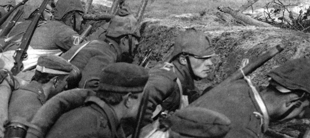 Niemcy gotujący się do ataku. Przyczajone postaci, broń w dłoniach, skupione twarze. Ich bohaterstwo nie zmieni losów konfliktu, być może nawet nie przesunie frontu. Zostanie wykorzystane w obłędnej, krwawej licytacji: kto zada cięższe straty?, kto zdoła znieść cięższe straty własne? Niemcy gotujący się do ataku. Przyczajone postaci, broń w dłoniach, skupione twarze. Ich bohaterstwo nie zmieni losów konfliktu, być może nawet nie przesunie frontu. Zostanie wykorzystane w obłędnej, krwawej licytacji: kto zada cięższe straty?, kto zdoła znieść cięższe straty własne?