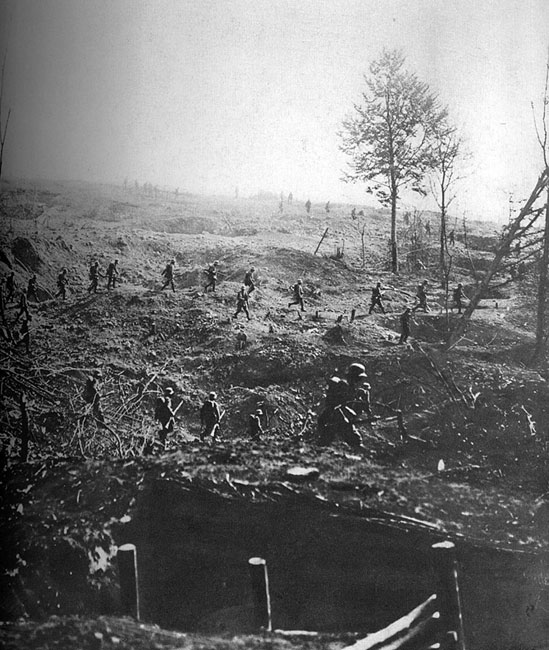 Niemiecka piechota w natarciu pod Cambrai w końcu 1917 roku. Im dłużej trwał konflikt, im cięższe straty ponosiły walczące państwa, z tym większą desperacją podejmowały próby złamania przeciwników. Nawet Niemcy, którzy już w końcu 1915 roku odczuli stopniowe wyczerpywanie się rezerw, próbując bronić się przed aliantami, rozpoczynali potężne ofensywy. Kosztowały one dziesiątki tysięcy ofiar Niemiecka piechota w natarciu pod Cambrai w końcu 1917 roku. Im dłużej trwał konflikt, im cięższe straty ponosiły walczące państwa, z tym większą desperacją podejmowały próby złamania przeciwników. Nawet Niemcy, którzy już w końcu 1915 roku odczuli stopniowe wyczerpywanie się rezerw, próbując bronić się przed aliantami, rozpoczynali potężne ofensywy. Kosztowały one dziesiątki tysięcy ofiar