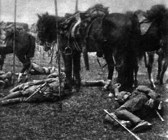 Konie i ludzie odpoczywają. Szybkie niemieckie jednostki kawaleryjskie siały popłoch w pierwszych dniach wojny na terenie Belgii i północnej Francji. Wyposażeni w szable i czterometrowe lance jeźdźcy sprawnie posuwali się naprzód, aż do chwili, gdy ich szarże załamały się pod ogniem Belgów pod Brukselą i pod szablami Anglików pod Soignies. Choć więc początek wojny był dość tradycyjny, w późniejszym czasie - zwłaszcza na Zachodzie - jazda nie odgrywała już większej roli. Konie i ludzie odpoczywają. Szybkie niemieckie jednostki kawaleryjskie siały popłoch w pierwszych dniach wojny na terenie Belgii i północnej Francji. Wyposażeni w szable i czterometrowe lance jeźdźcy sprawnie posuwali się naprzód, aż do chwili, gdy ich szarże załamały się pod ogniem Belgów pod Brukselą i pod szablami Anglików pod Soignies. Choć więc początek wojny był dość tradycyjny, w późniejszym czasie - zwłaszcza na Zachodzie - jazda nie odgrywała już większej roli.