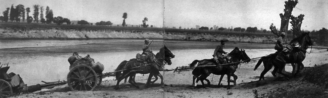 Niemiecki zaprzęg artyleryjski latem 1915 roku. Rodzajem broni, który długo nie mógł się obyć bez wykorzystywania koni jako podstawowej siły pociągowej, była artyleria. Szczególnie na wschodzie, gdzie zmasowane ofensywy wymagały znacznej mobilności wojsk, konie stale towarzyszyły bateriom armat i haubic. Niemiecki zaprzęg artyleryjski latem 1915 roku. Rodzajem broni, który długo nie mógł się obyć bez wykorzystywania koni jako podstawowej siły pociągowej, była artyleria. Szczególnie na wschodzie, gdzie zmasowane ofensywy wymagały znacznej mobilności wojsk, konie stale towarzyszyły bateriom armat i haubic.