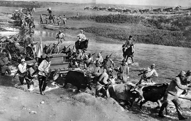 Oddziały bawarskie podczas walk w Mezopotamii. Na odległych frontach, w trudnych egzotycznych warunkach, gdy brakło koni, wykorzystywano dla ciągnięcia ciężkich armat nawet woły. Oddziały bawarskie podczas walk w Mezopotamii. Na odległych frontach, w trudnych egzotycznych warunkach, gdy brakło koni, wykorzystywano dla ciągnięcia ciężkich armat nawet woły.