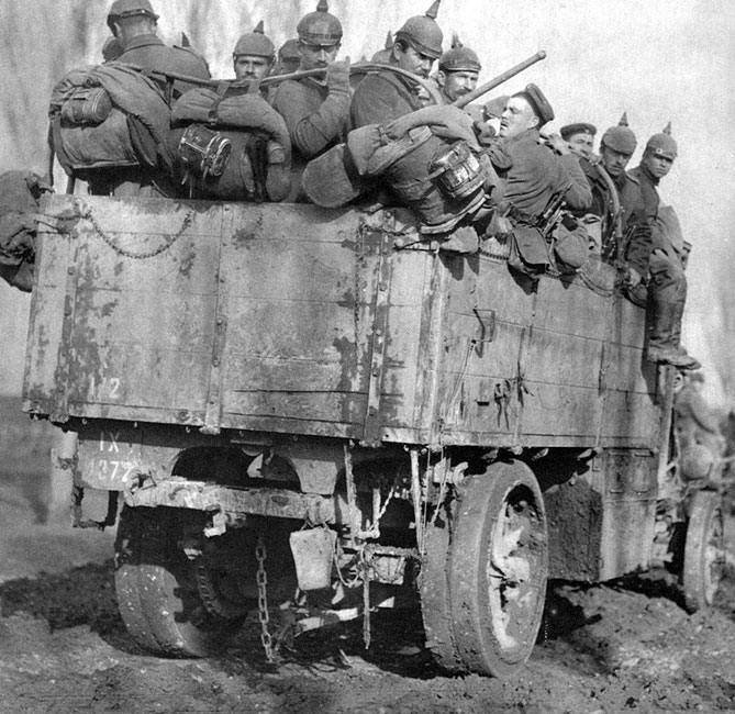 Niemieckie odwody w drodze na front. Doświadczenia francuskie z bitwy nad Marną w 1914 roku, gdy naprędce zorganizowany transport samochodowy przyczynił się do ocalenia Paryża, wykorzystywano chętnie na wszystkich frontach. Przedstawieni na zdjęciu, ciasno stłoczeni na małej ciężarówce żołnierze zapewne mieli możliwie szybko wesprzeć walczących kolegów. Niemieckie odwody w drodze na front. Doświadczenia francuskie z bitwy nad Marną w 1914 roku, gdy naprędce zorganizowany transport samochodowy przyczynił się do ocalenia Paryża, wykorzystywano chętnie na wszystkich frontach. Przedstawieni na zdjęciu, ciasno stłoczeni na małej ciężarówce żołnierze zapewne mieli możliwie szybko wesprzeć walczących kolegów.