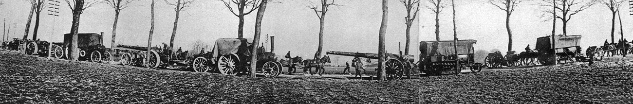 Aliancka artyleria w marszu - jesień 1918 roku. Gdy w ostatnich tygodniach wojny sprzymierzeni podjęli decydującą ofensywę, gdy liczyła się szybkość i siła ognia, kolumny artylerii pokonywały drogi Flandrii nie tylko przy rżeniu koni i łoskocie podków, lecz także grzmiąc silnikami samochodowych ciągników. Tak oto pod sam koniec wojny stykały się ze sobą dwie metody walki, dwie metody zadawania śmierci - tradycyjna, z wolna odchodząca w przeszłość i nowa - mająca zdominować przyszłość. Aliancka artyleria w marszu - jesień 1918 roku. Gdy w ostatnich tygodniach wojny sprzymierzeni podjęli decydującą ofensywę, gdy liczyła się szybkość i siła ognia, kolumny artylerii pokonywały drogi Flandrii nie tylko przy rżeniu koni i łoskocie podków, lecz także grzmiąc silnikami samochodowych ciągników. Tak oto pod sam koniec wojny stykały się ze sobą dwie metody walki, dwie metody zadawania śmierci - tradycyjna, z wolna odchodząca w przeszłość i nowa - mająca zdominować przyszłość.