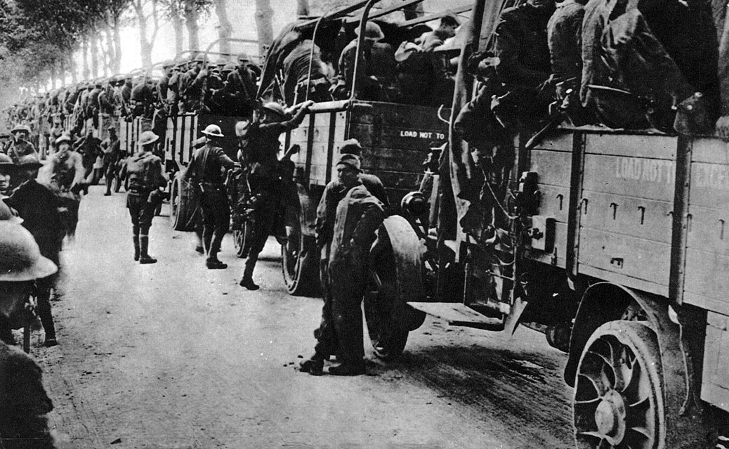 Amerykański transport samochodowy. Stany Zjednoczone zaangażowały się w wojnę w iście amerykańskim stylu. Choć umundurowanie i wyposażenie nie należało do najnowocześniejszych, to jednak europejscy sojusznicy olśnieni zostali tym, w czego rozwoju Ameryka rzeczywiście przodowała - transportem. Tysiące żołnierzy dowożone były na front specjalnie przystosowanymi samochodami ciężarowymi, co znacząco przyczyniło się do szybkości działań alianckich. Amerykański transport samochodowy. Stany Zjednoczone zaangażowały się w wojnę w iście amerykańskim stylu. Choć umundurowanie i wyposażenie nie należało do najnowocześniejszych, to jednak europejscy sojusznicy olśnieni zostali tym, w czego rozwoju Ameryka rzeczywiście przodowała - transportem. Tysiące żołnierzy dowożone były na front specjalnie przystosowanymi samochodami ciężarowymi, co znacząco przyczyniło się do szybkości działań alianckich.