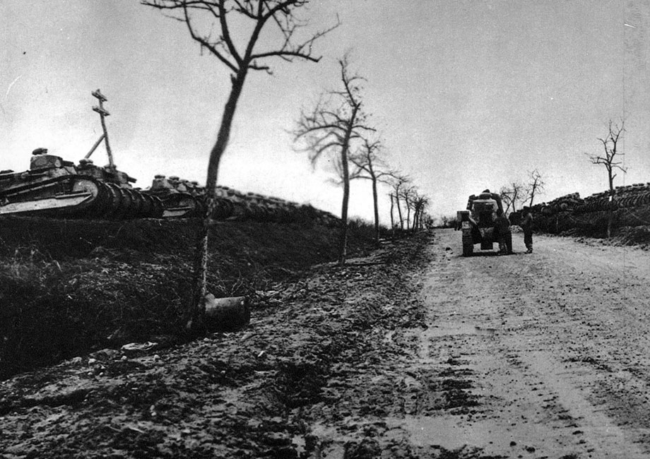 Francuskie wojska pancerne. Dziesiątki czołgów przygotowane do udziału w ofensywie 1918 roku. Doceniwszy znaczenie broni pancernej, Francuzi skonstruowali nowoczesny, jak na owe czasy, wóz Renault M 1917 FT. Ważył niecałe 7 ton, wyposażony był w jedną armatę lub karabin maszynowy, rozwijał prędkość do 8 km/godz., jego załogę stanowiło 2 ludzi. W czasie wojny używali go także Anglicy, Amerykanie i Włosi. Był jedną z najtrwalszych pamiątek Wielkiej Wojny. Eksportowany przez Francję na cały świat, w wielu armiach używany był aż do 1939 roku. Francuskie wojska pancerne. Dziesiątki czołgów przygotowane do udziału w ofensywie 1918 roku. Doceniwszy znaczenie broni pancernej, Francuzi skonstruowali nowoczesny, jak na owe czasy, wóz Renault M 1917 FT. Ważył niecałe 7 ton, wyposażony był w jedną armatę lub karabin maszynowy, rozwijał prędkość do 8 km/godz., jego załogę stanowiło 2 ludzi. W czasie wojny używali go także Anglicy, Amerykanie i Włosi. Był jedną z najtrwalszych pamiątek Wielkiej Wojny. Eksportowany przez Francję na cały świat, w wielu armiach używany był aż do 1939 roku.