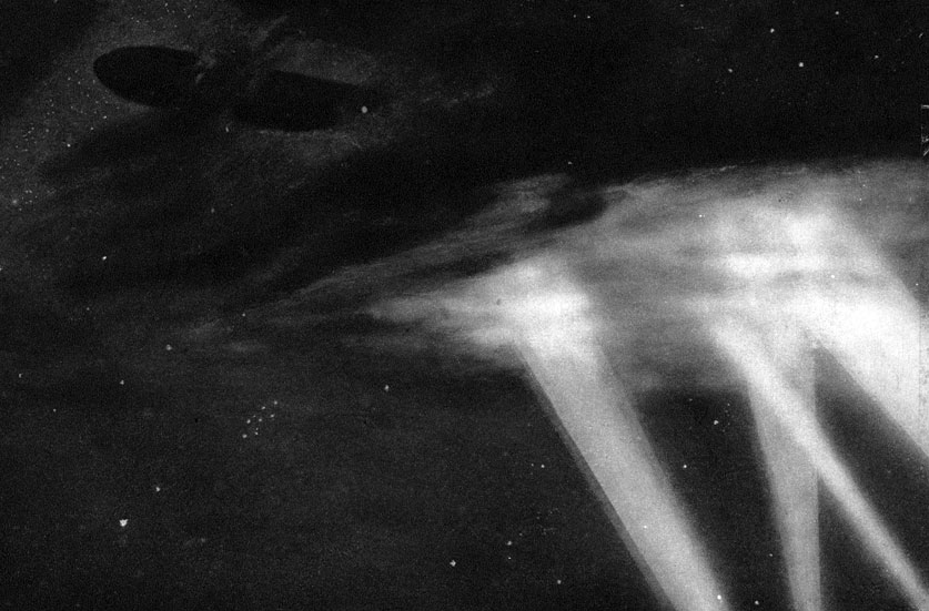 Zeppelin nad pogrążonym we śnie Londynem. W początkowym okresie wojny znaczącą rolę w działaniach powietrznych odgrywały sterowce. Ich ojczyzną były Niemcy, a konstruktorem hrabia Ferdynand von Zeppelin, od którego nazwiska wzięły swą popularną nazwę. Podniebne kolosy wydawały się być bardziej użyteczne od aeroplanów. Mogły zabrać liczniejszą załogę i daleko cięższy ładunek. Z tego względu wykorzystywano je do bombardowania terytorium przeciwnika. Bomby zrzucano na obiekty wojskowe, ale także i na miasta. Palma pierwszeństwa w tym haniebnym procederze przypadła Niemcom. 6 sierpnia 1914 roku zbombardowali oni Liege, a w nocy z 24 na 25 sierpnia - Antwerpię. W wyniku tych barbarzyńskich akcji śmierć ponieśli niewinni cywile. Niemałe znaczenie miały również zwiadowcze walory sterowców. W końcu sierpnia 1914 roku załoga niemieckiego SL 2 dokonała zwiadu aż 480 kilometrów poza pozycjami rosyjskimi! W późniejszym okresie wojny głównym celem zeppelinów stały się miasta brytyjskie, w tym zwłaszcza Londyn. Zeppelin nad pogrążonym we śnie Londynem. W początkowym okresie wojny znaczącą rolę w działaniach powietrznych odgrywały sterowce. Ich ojczyzną były Niemcy, a konstruktorem hrabia Ferdynand von Zeppelin, od którego nazwiska wzięły swą popularną nazwę. Podniebne kolosy wydawały się być bardziej użyteczne od aeroplanów. Mogły zabrać liczniejszą załogę i daleko cięższy ładunek. Z tego względu wykorzystywano je do bombardowania terytorium przeciwnika. Bomby zrzucano na obiekty wojskowe, ale także i na miasta. Palma pierwszeństwa w tym haniebnym procederze przypadła Niemcom. 6 sierpnia 1914 roku zbombardowali oni Liege, a w nocy z 24 na 25 sierpnia - Antwerpię. W wyniku tych barbarzyńskich akcji śmierć ponieśli niewinni cywile. Niemałe znaczenie miały również zwiadowcze walory sterowców. W końcu sierpnia 1914 roku załoga niemieckiego SL 2 dokonała zwiadu aż 480 kilometrów poza pozycjami rosyjskimi! W późniejszym okresie wojny głównym celem zeppelinów stały się miasta brytyjskie, w tym zwłaszcza Londyn.