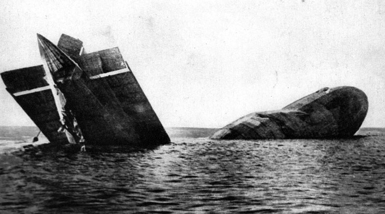 Koniec pirackiego lotu sterowca L 15. Dążąc do psychicznego załamania Anglików, Niemcy - począwszy od stycznia 1915 roku - prowadzili strategiczne bombardowania Wysp Brytyjskich przy użyciu flotylli sterowców. Największa tego typy akcja miała miejsce we wrześniu 1916 roku i właśnie wówczas po raz pierwszy udało się strącić zeppelina nad angielskim niebem. Jego załoga spłonęła. Więcej szczęścia mieli Niemcy z przedstawionego na fotografii L 15. Brał on udział w rajdzie na Londyn w nocy z 31 marca na 1 kwietnia 1916 roku. Ostrzelany przez obronę przeciwlotniczą nie eksplodował, zaczął jednak gwałtownie tracić gaz wydostający się z rozerwanych powłok. Wprawdzie obsłudze pokładowych karabinów maszynowych udało się odeprzeć atak angielskiego samolotu, jednak próba ucieczki przez kanał nie powiodła się i zeppelin wpadł do morza. Jego załogę wziął na swój pokład brytyjski okręt. Koniec pirackiego lotu sterowca L 15. Dążąc do psychicznego załamania Anglików, Niemcy - począwszy od stycznia 1915 roku - prowadzili strategiczne bombardowania Wysp Brytyjskich przy użyciu flotylli sterowców. Największa tego typy akcja miała miejsce we wrześniu 1916 roku i właśnie wówczas po raz pierwszy udało się strącić zeppelina nad angielskim niebem. Jego załoga spłonęła. Więcej szczęścia mieli Niemcy z przedstawionego na fotografii L 15. Brał on udział w rajdzie na Londyn w nocy z 31 marca na 1 kwietnia 1916 roku. Ostrzelany przez obronę przeciwlotniczą nie eksplodował, zaczął jednak gwałtownie tracić gaz wydostający się z rozerwanych powłok. Wprawdzie obsłudze pokładowych karabinów maszynowych udało się odeprzeć atak angielskiego samolotu, jednak próba ucieczki przez kanał nie powiodła się i zeppelin wpadł do morza. Jego załogę wziął na swój pokład brytyjski okręt.