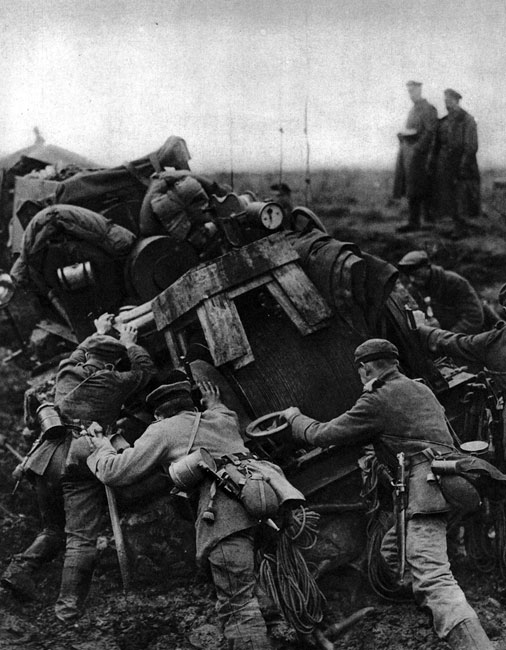 Naziemna obsługa sterowca. Niemieccy żołnierze wydostają z błota urządzenia do obsługi zeppelina. Uciążliwości w stosowaniu sterowców wynikały nie tylko z braku bezpieczeństwa załogi. Poważnych kłopotów dostarczał również transport koniecznego sprzętu. Zmontowanie i napełnienie gazem ogromnej czaszy było czasochłonne, wymagało znacznego wysiłku i posiadania odpowiedniego zaplecza technicznego. Dlatego też pod koniec wojny sterowce zostały wyparte przez potężne samoloty bombowe. Naziemna obsługa sterowca. Niemieccy żołnierze wydostają z błota urządzenia do obsługi zeppelina. Uciążliwości w stosowaniu sterowców wynikały nie tylko z braku bezpieczeństwa załogi. Poważnych kłopotów dostarczał również transport koniecznego sprzętu. Zmontowanie i napełnienie gazem ogromnej czaszy było czasochłonne, wymagało znacznego wysiłku i posiadania odpowiedniego zaplecza technicznego. Dlatego też pod koniec wojny sterowce zostały wyparte przez potężne samoloty bombowe.