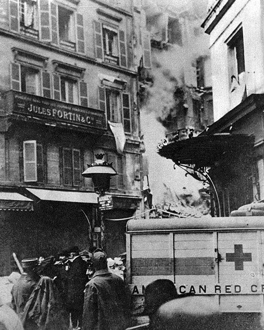 Bombardowanie Paryża. Metropolia nad Sekwaną po raz pierwszy została zbombardowana z powietrza 30 sierpnia 1914 roku. W wyniku samotnego rajdu samolotu Taube (gołąb) jedna osoba została zabita, a dwie ranne. 11 października dwa niemieckie Bombardowanie Paryża. Metropolia nad Sekwaną po raz pierwszy została zbombardowana z powietrza 30 sierpnia 1914 roku. W wyniku samotnego rajdu samolotu Taube (gołąb) jedna osoba została zabita, a dwie ranne. 11 października dwa niemieckie