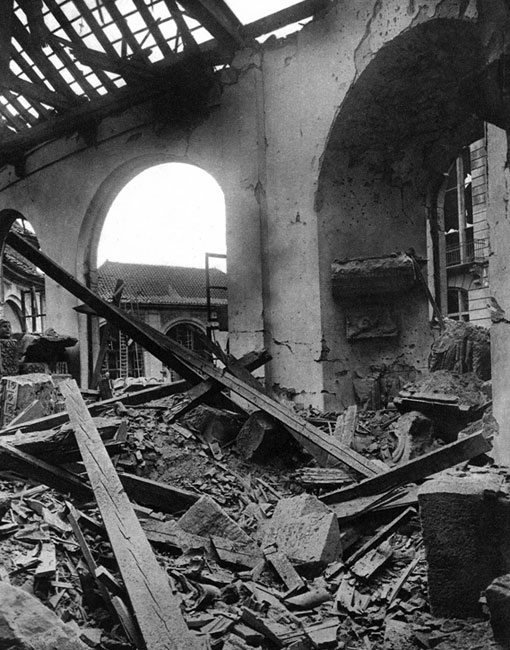 Muzeum w Trewirze po zbombardowaniu przez aliantów. Obie strony konfliktu nie oszczędzały ani ludności cywilnej, ani obiektów stanowiących dobra kultury. Wojna spowodowała przeświadczenie, że każda metoda jest dobra i usprawiedliwiona, jeżeli tylko może przyczynić się do złamania przeciwnika. Muzeum w Trewirze po zbombardowaniu przez aliantów. Obie strony konfliktu nie oszczędzały ani ludności cywilnej, ani obiektów stanowiących dobra kultury. Wojna spowodowała przeświadczenie, że każda metoda jest dobra i usprawiedliwiona, jeżeli tylko może przyczynić się do złamania przeciwnika.