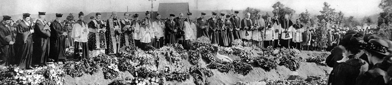 Pogrzeb ofiar francuskiego nalotu na Karlsruhe. 22 czerwca 1916 roku piętnaście samolotów Caudron G.4 zbombardowało niemieckie Karlsruhe akurat w czasie, gdy odbywało się przedstawienie cyrkowe. Mieszkańcy miasta, w tym także zebrani w cyrku widzowie, nie zostali w porę ostrzeżeni przez alarm lotniczy. Zabitych zostało 85 dzieci i 34 osoby dorosłe. 169 osób było ciężko rannych. Była to jedna z największych tragedii Wielkiej Wojny. Pogrzeb ofiar francuskiego nalotu na Karlsruhe. 22 czerwca 1916 roku piętnaście samolotów Caudron G.4 zbombardowało niemieckie Karlsruhe akurat w czasie, gdy odbywało się przedstawienie cyrkowe. Mieszkańcy miasta, w tym także zebrani w cyrku widzowie, nie zostali w porę ostrzeżeni przez alarm lotniczy. Zabitych zostało 85 dzieci i 34 osoby dorosłe. 169 osób było ciężko rannych. Była to jedna z największych tragedii Wielkiej Wojny.