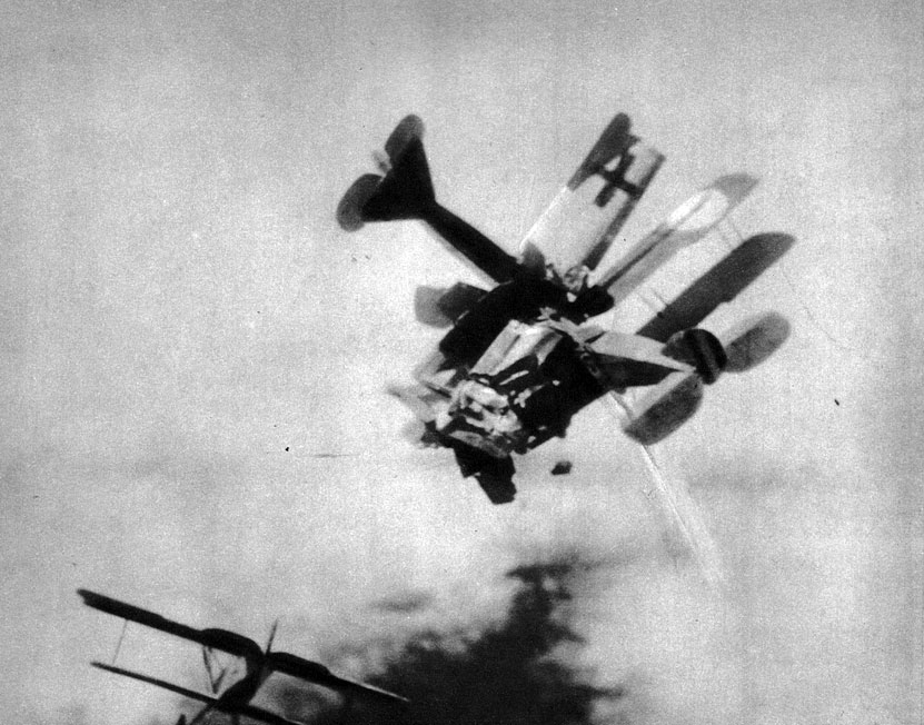 Niemiecki samolot taranuje aliancką maszynę. Zawziętość walczących ze sobą pilotów prowadziła niekiedy do sytuacji, jak ta przedstawiona na fotografii. Pierwszym, który zdecydował się na podobnie desperacki krok był rosyjski kapitan Piotr Niestierow. W sierpniu 1914 roku staranował on austriacki samolot pilotowany przez barona von Rosenthala. Rosjanin zginął, lecz jego przeciwnik zdołał ujść z życiem. Niemiecki samolot taranuje aliancką maszynę. Zawziętość walczących ze sobą pilotów prowadziła niekiedy do sytuacji, jak ta przedstawiona na fotografii. Pierwszym, który zdecydował się na podobnie desperacki krok był rosyjski kapitan Piotr Niestierow. W sierpniu 1914 roku staranował on austriacki samolot pilotowany przez barona von Rosenthala. Rosjanin zginął, lecz jego przeciwnik zdołał ujść z życiem.