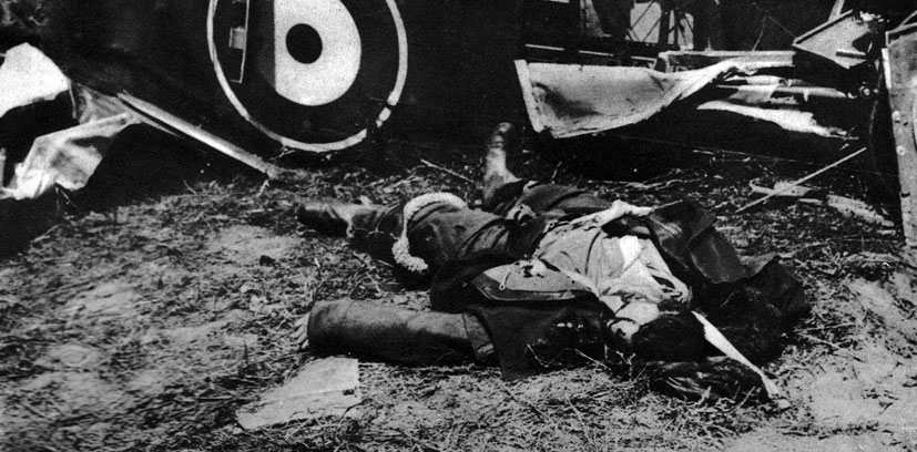 Poległy pilot angielski. Śmiertelność wśród lotników była ogromna. Ginęli w wyniku walk powietrznych, od ostrzału obrony przeciwlotniczej, często także wskutek awarii samolotów i wypadków podczas lądowania. Tragiczny los nie omijał nawet najwybitniejszych asów lotnictwa. Ich bohaterskie czyny i tragiczne okoliczności śmierci tworzyły wokół lotnictwa wojskowego, a zwłaszcza myśliwskiego aurę szczególnej legendy. Poległy pilot angielski. Śmiertelność wśród lotników była ogromna. Ginęli w wyniku walk powietrznych, od ostrzału obrony przeciwlotniczej, często także wskutek awarii samolotów i wypadków podczas lądowania. Tragiczny los nie omijał nawet najwybitniejszych asów lotnictwa. Ich bohaterskie czyny i tragiczne okoliczności śmierci tworzyły wokół lotnictwa wojskowego, a zwłaszcza myśliwskiego aurę szczególnej legendy.
