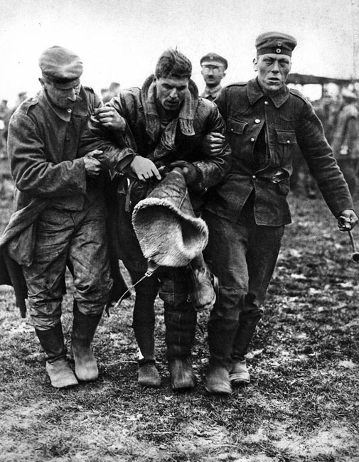 Pierwsze chwile w niemieckiej niewoli. Podziw i szacunek dla pilotów były tak duże, że nawet pojmanych przeciwników traktowano z dużą kurtuazją. Nie tylko niesiono im pomoc, gdy byli ranni, jak przedstawiony na zdjęciu Anglik, ale zdarzało się, że podejmowano ich kolacją... Godnie traktowano również poległych. Zestrzelony w kwietniu 1918 roku przez australijskiego pilota as lotnictwa niemieckiego Manfred von Richthofen, którego sławny szkarłatny samolot spadł na terytorium alianckie, pochowany został ze wszelkimi honorami wojskowymi. Pierwsze chwile w niemieckiej niewoli. Podziw i szacunek dla pilotów były tak duże, że nawet pojmanych przeciwników traktowano z dużą kurtuazją. Nie tylko niesiono im pomoc, gdy byli ranni, jak przedstawiony na zdjęciu Anglik, ale zdarzało się, że podejmowano ich kolacją... Godnie traktowano również poległych. Zestrzelony w kwietniu 1918 roku przez australijskiego pilota as lotnictwa niemieckiego Manfred von Richthofen, którego sławny szkarłatny samolot spadł na terytorium alianckie, pochowany został ze wszelkimi honorami wojskowymi.