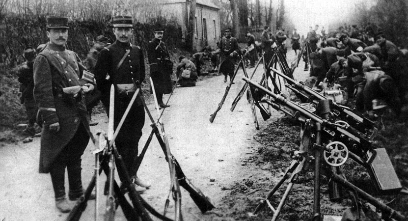 Oddział francuskiej piechoty w drodze na front w sierpniu 1914 roku. Żołnierze odpoczywają w przydrożnych rowach. Oficer pozuje do zdjęcia stojąc obok dwóch karabinów maszynowych Hotchkiss. Strategia armii francuskiej na wypadek konfliktu z Niemcami była strategią zdecydowanie ofensywną, zakładającą atak na tereny Alzacji i Lotaryngii. Do planów sztabowców dostosowane zostało uzbrojenie armii. Posiadanie przez wojska III Republiki karabinów maszynowych wynikało z przeświadczenia o ich przydatności jako broni nadającej się przede wszystkim do ataku. Pierwsze tygodnie walk miały jednak przynieść doświadczenie, że karabin maszynowy jest absolutnie nieodzowny w działaniach obronnych. Wojna pozycyjna utrwaliła to przekonanie. Karabiny maszynowe stały się podstawowym elementem wyposażenia walczących armii. Hotchkiss należał do jednych z najbardziej udanych i najpopularniejszych konstrukcji. W czasie Wielkiej Wojny używały go armie alianckie. Po wojnie eksportowany był przez Francje do wielu państw. W Wojsku Polskim mówiono o nim, trawestując znaną łacińską maksymę, Nec Hercules contra Hotchkiss (Nawet Herkules nie da rady Hotchkissowi). Oddział francuskiej piechoty w drodze na front w sierpniu 1914 roku. Żołnierze odpoczywają w przydrożnych rowach. Oficer pozuje do zdjęcia stojąc obok dwóch karabinów maszynowych Hotchkiss. Strategia armii francuskiej na wypadek konfliktu z Niemcami była strategią zdecydowanie ofensywną, zakładającą atak na tereny Alzacji i Lotaryngii. Do planów sztabowców dostosowane zostało uzbrojenie armii. Posiadanie przez wojska III Republiki karabinów maszynowych wynikało z przeświadczenia o ich przydatności jako broni nadającej się przede wszystkim do ataku. Pierwsze tygodnie walk miały jednak przynieść doświadczenie, że karabin maszynowy jest absolutnie nieodzowny w działaniach obronnych. Wojna pozycyjna utrwaliła to przekonanie. Karabiny maszynowe stały się podstawowym elementem wyposażenia walczących armii. Hotchkiss należał do jednych z najbardziej udanych i najpopularniejszych konstrukcji. W czasie Wielkiej Wojny używały go armie alianckie. Po wojnie eksportowany był przez Francje do wielu państw. W Wojsku Polskim mówiono o nim, trawestując znaną łacińską maksymę, Nec Hercules contra Hotchkiss (Nawet Herkules nie da rady Hotchkissowi).