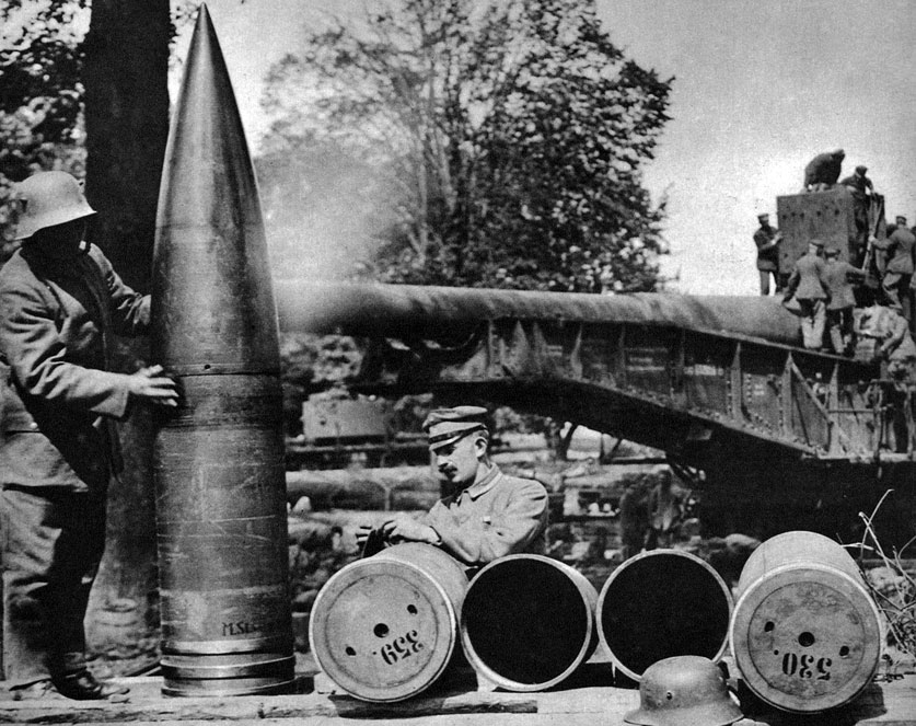 Amunicja niemieckiego działa kolejowego. W końcowym okresie wojny, wiosną i latem 1918 roku, Niemcy nie zaniechali nękania dalekich tyłów przeciwnika. Aby siać spustoszenie, ale przede wszystkim panikę wśród ludności cywilnej, wprowadzili do akcji ogromne działa kolejowe o kalibrze 380 mm. Wystrzeliwane z nich gigantyczne pociski, przedstawione na zdjęciu, miały złamać Francuzów i zmusić ich do kapitulacji. Amunicja niemieckiego działa kolejowego. W końcowym okresie wojny, wiosną i latem 1918 roku, Niemcy nie zaniechali nękania dalekich tyłów przeciwnika. Aby siać spustoszenie, ale przede wszystkim panikę wśród ludności cywilnej, wprowadzili do akcji ogromne działa kolejowe o kalibrze 380 mm. Wystrzeliwane z nich gigantyczne pociski, przedstawione na zdjęciu, miały złamać Francuzów i zmusić ich do kapitulacji.