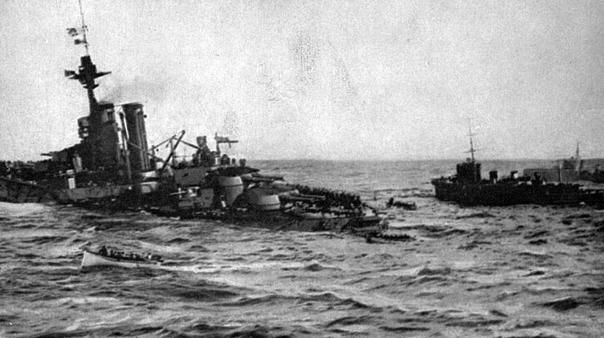 Ostatnie chwile H. M. S. 'Audacious'. Wielki brytyjski okręt liniowy klasy 'Dreadnought' tonie po eksplozji spowodowanej wejściem na minę 27 października 1914 roku. Stłoczona na pokładzie załoga ewakuuje się do szalup ratunkowych. Rozbitkowie uratowani zostali przez towarzyszące pechowemu okrętowi inne angielskie jednostki. Utrata Ostatnie chwile H. M. S. 'Audacious'. Wielki brytyjski okręt liniowy klasy 'Dreadnought' tonie po eksplozji spowodowanej wejściem na minę 27 października 1914 roku. Stłoczona na pokładzie załoga ewakuuje się do szalup ratunkowych. Rozbitkowie uratowani zostali przez towarzyszące pechowemu okrętowi inne angielskie jednostki. Utrata