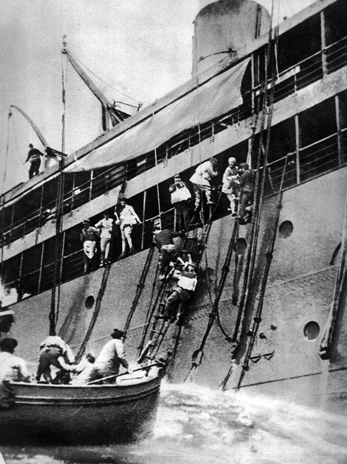 Transportowiec francuski 'Santay' storpedowany na Morzu Śródziemnym. Załoga opuszcza pokład statku, znajdując schronienie w szalupach ratunkowych. Celem ataków U-bootów padały nie tylko alianckie okręty wojenne, ale także statki handlowe. Warunki prowadzenia wojny na morzach określone były przez konwencje haskie z 1899 i 1907 roku. Dopuszczały ona atakowanie jednostek handlowych, po ich uprzednim uprzedzeniu i umożliwieniu załodze ewakuacji (tzw. prawo pryzowe). Do początku 1915 roku Niemcy przestrzegali norm międzynarodowych. Transportowiec francuski 'Santay' storpedowany na Morzu Śródziemnym. Załoga opuszcza pokład statku, znajdując schronienie w szalupach ratunkowych. Celem ataków U-bootów padały nie tylko alianckie okręty wojenne, ale także statki handlowe. Warunki prowadzenia wojny na morzach określone były przez konwencje haskie z 1899 i 1907 roku. Dopuszczały ona atakowanie jednostek handlowych, po ich uprzednim uprzedzeniu i umożliwieniu załodze ewakuacji (tzw. prawo pryzowe). Do początku 1915 roku Niemcy przestrzegali norm międzynarodowych.