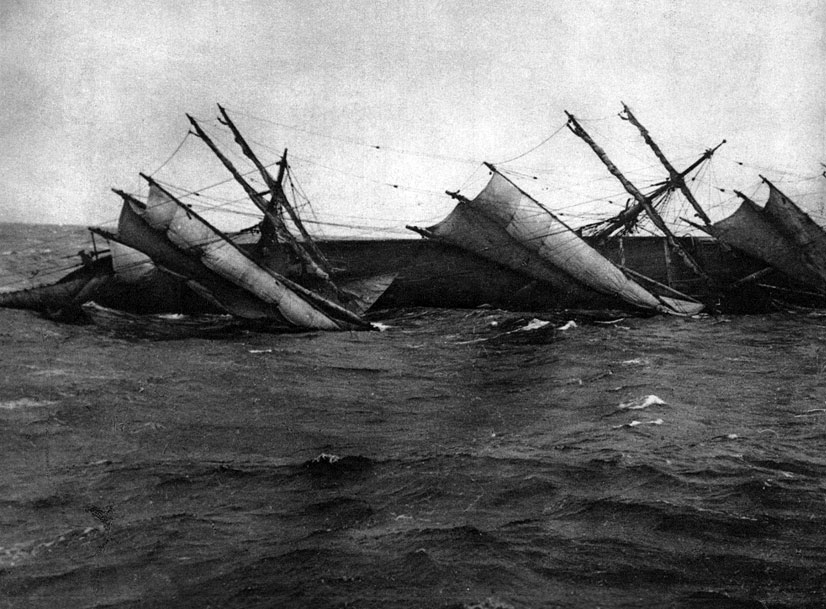 Rosyjski żaglowiec - kolejna ofiara niemieckiej floty. Początek 1916 roku przyniósł dalsze zaostrzenie wojny podwodnej. Atakowane miały być wszystkie uzbrojone alianckie statki handlowe. Desperacja Niemców wynikała z pogarszającej się sytuacji gospodarczej, a po części także z przyjętych przez Aliantów sposobów zwalczania U-bootów. Oto bowiem Anglicy wprowadzili tzw. statki - pułapki. Były to jednostki cywilne, pozornie nie uzbrojone, zaopatrzone jednak w starannie zamaskowane armaty. Otwierano z nich ogień do niemieckiej łodzi podwodnej, gdy ta, zgodnie z prawem pryzowym, po zatrzymaniu nieprzyjacielskiego statku i opuszczeniu go przez załogę, zbliżała się doń w celu zniszczenia jednostki. Używanie tego typu pułapek powodowało coraz brutalniejsze działania Niemców. 24 marca 1916 roku storpedowany został brytyjski statek pocztowy 'Sussex'. Ponieważ na jego pokładzie znajdowali się obywatele amerykańscy wywołało to ponowne protesty Stanów Zjednoczonych. I znów Niemcy, musieli ograniczyć aktywność U-bootów. Rosyjski żaglowiec - kolejna ofiara niemieckiej floty. Początek 1916 roku przyniósł dalsze zaostrzenie wojny podwodnej. Atakowane miały być wszystkie uzbrojone alianckie statki handlowe. Desperacja Niemców wynikała z pogarszającej się sytuacji gospodarczej, a po części także z przyjętych przez Aliantów sposobów zwalczania U-bootów. Oto bowiem Anglicy wprowadzili tzw. statki - pułapki. Były to jednostki cywilne, pozornie nie uzbrojone, zaopatrzone jednak w starannie zamaskowane armaty. Otwierano z nich ogień do niemieckiej łodzi podwodnej, gdy ta, zgodnie z prawem pryzowym, po zatrzymaniu nieprzyjacielskiego statku i opuszczeniu go przez załogę, zbliżała się doń w celu zniszczenia jednostki. Używanie tego typu pułapek powodowało coraz brutalniejsze działania Niemców. 24 marca 1916 roku storpedowany został brytyjski statek pocztowy 'Sussex'. Ponieważ na jego pokładzie znajdowali się obywatele amerykańscy wywołało to ponowne protesty Stanów Zjednoczonych. I znów Niemcy, musieli ograniczyć aktywność U-bootów.