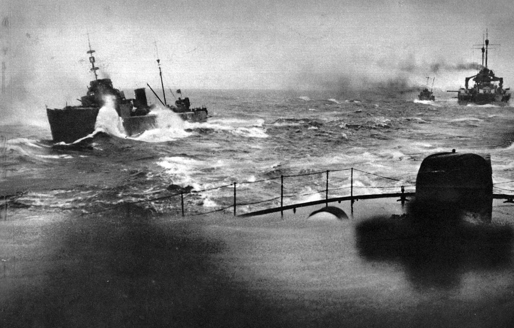 Okręty niemieckie, osłaniane przez kutry torpedowe, w drodze na wody Cieśniny Skagerrak. Długotrwały impas w wojnie morskiej skłonił dowództwo niemieckiej floty do podjęcia próby sprowokowania pozostających w portach sił brytyjskich do wyjścia w morze i rozegrania wielkiej bitwy. Od kwietnia 1916 roku okręty Rzeszy ostrzeliwały angielskie porty, a sterowce bombardowały miasta wschodniej Anglii. 31 maja 1916 roku niemiecka eskadra krążowników dowodzona przez admirała Franza von Hippera, po opuszczeniu swych baz, wzięła kurs na Norwegię. W pewnej odległości za nią płynęły główne siły, dowodzone przez admirała Reinharda Scheera - inicjatora wyprawy. Liczył on, że Royal Navy zechce skorzystać z okazji, by rozbić flotyllę Rzeszy. Scheer miał nadzieję, że Anglicy, atakując siły von Hippera, wpadną w pułapkę. Okręty niemieckie, osłaniane przez kutry torpedowe, w drodze na wody Cieśniny Skagerrak. Długotrwały impas w wojnie morskiej skłonił dowództwo niemieckiej floty do podjęcia próby sprowokowania pozostających w portach sił brytyjskich do wyjścia w morze i rozegrania wielkiej bitwy. Od kwietnia 1916 roku okręty Rzeszy ostrzeliwały angielskie porty, a sterowce bombardowały miasta wschodniej Anglii. 31 maja 1916 roku niemiecka eskadra krążowników dowodzona przez admirała Franza von Hippera, po opuszczeniu swych baz, wzięła kurs na Norwegię. W pewnej odległości za nią płynęły główne siły, dowodzone przez admirała Reinharda Scheera - inicjatora wyprawy. Liczył on, że Royal Navy zechce skorzystać z okazji, by rozbić flotyllę Rzeszy. Scheer miał nadzieję, że Anglicy, atakując siły von Hippera, wpadną w pułapkę.