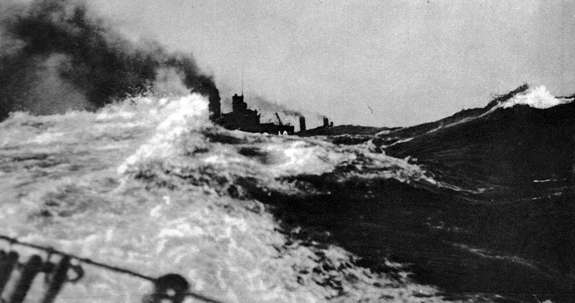Okręty wojenne w Skagerrak. W bitwie jutlandzkiej zmierzyły się ze sobą zaiste ogromne floty. Anglicy dysponowali 159 okrętami, zaś Niemcy - 99. Jednostki wyposażone były w najcięższą artylerię. Na statkach brytyjskich znajdowały się armaty o kalibrze do 380 mm, na niemieckich - do 343 mm. Pojedynki artyleryjskie, trwające około 40 minut, prowadzono z odległości 14-15 km. Używano również torped. Starcia pomiędzy poszczególnymi zespołami okrętów trwały przez całą noc i część następnego dnia. Zakończyły się po południu 1 czerwca 1916 roku. Była to największa bitwa morska w dziejach, po krwawej masakrze pod Lepanto w 1571 roku.
Żadna ze stron nie zrealizowała jednak swych zamiarów. Admirał Scheer, zorientowawszy w rozmiarach sił brytyjskich, zarządził powrót do baz. Jego wróg, admirał Jellicoe, stracił możność unicestwienia floty niemieckiej. Mimo to obie strony ogłosiły się zwycięzcami. Bezsporne były natomiast straty. Anglicy utracili 14 okrętów i 6094 poległych marynarzy. Niemcy - 11 jednostek i 2551 zabitych. Okręty wojenne w Skagerrak. W bitwie jutlandzkiej zmierzyły się ze sobą zaiste ogromne floty. Anglicy dysponowali 159 okrętami, zaś Niemcy - 99. Jednostki wyposażone były w najcięższą artylerię. Na statkach brytyjskich znajdowały się armaty o kalibrze do 380 mm, na niemieckich - do 343 mm. Pojedynki artyleryjskie, trwające około 40 minut, prowadzono z odległości 14-15 km. Używano również torped. Starcia pomiędzy poszczególnymi zespołami okrętów trwały przez całą noc i część następnego dnia. Zakończyły się po południu 1 czerwca 1916 roku. Była to największa bitwa morska w dziejach, po krwawej masakrze pod Lepanto w 1571 roku.
Żadna ze stron nie zrealizowała jednak swych zamiarów. Admirał Scheer, zorientowawszy w rozmiarach sił brytyjskich, zarządził powrót do baz. Jego wróg, admirał Jellicoe, stracił możność unicestwienia floty niemieckiej. Mimo to obie strony ogłosiły się zwycięzcami. Bezsporne były natomiast straty. Anglicy utracili 14 okrętów i 6094 poległych marynarzy. Niemcy - 11 jednostek i 2551 zabitych.