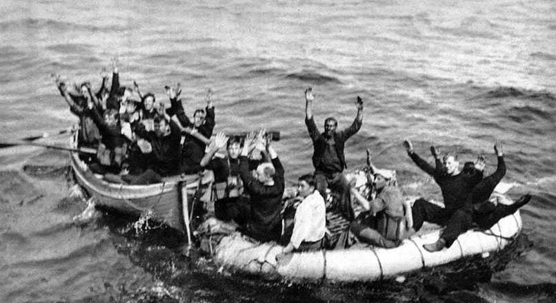 Załoga brytyjskiej łodzi do zwalczania U-bootów dostaje się do niemieckiej niewoli. Wznowienie i za-ostrzenie przez Niemców pirackiego procederu zmusiło aliantów do udoskonalenia metod zwalczania okrętów podwodnych. Jednym ze środków miały być niewielkie kutry uzbrojone w szybkostrzelne armaty. Jednostki te okazały się jednak mało skuteczne. Znacznie groźniejsze były natomiast bomby głębinowe, którymi atakowano czające się pod wodą U-booty. Załoga brytyjskiej łodzi do zwalczania U-bootów dostaje się do niemieckiej niewoli. Wznowienie i za-ostrzenie przez Niemców pirackiego procederu zmusiło aliantów do udoskonalenia metod zwalczania okrętów podwodnych. Jednym ze środków miały być niewielkie kutry uzbrojone w szybkostrzelne armaty. Jednostki te okazały się jednak mało skuteczne. Znacznie groźniejsze były natomiast bomby głębinowe, którymi atakowano czające się pod wodą U-booty.