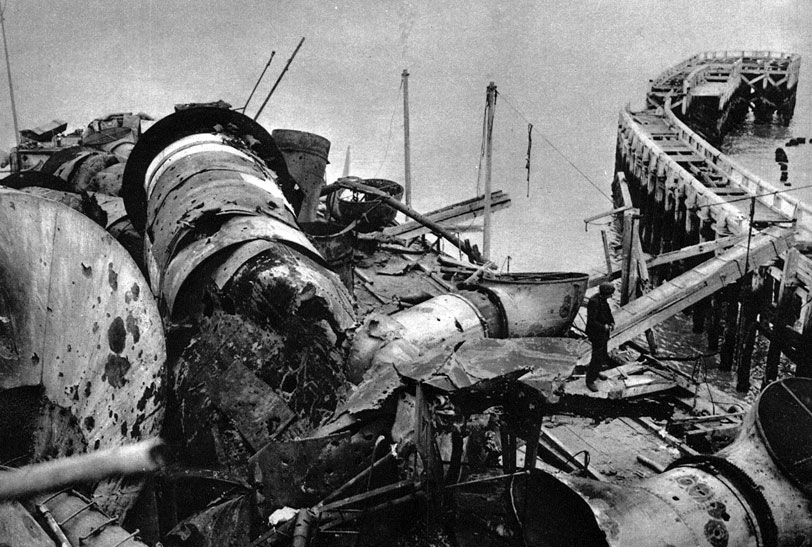 Brytyjski krążownik 'Vindictive' u mola portu w Ostendzie. Mimo niepowodzenia operacji z kwietnia 1918 roku, w następnym miesiącu przeprowadzono kolejną operację w Ostendzie. I ona jednak nie przyniosła spodziewanych efektów. Biorący w niej udział 'Vindictve' nie zdołał całkowicie zablokować wejścia do portu. Podobnie jak Zeebrugge, Ostenda mogła nadal pełnić swą rolę. Sytuację zmieniły dopiero stałe bombardowania lotnicze. Brytyjski krążownik 'Vindictive' u mola portu w Ostendzie. Mimo niepowodzenia operacji z kwietnia 1918 roku, w następnym miesiącu przeprowadzono kolejną operację w Ostendzie. I ona jednak nie przyniosła spodziewanych efektów. Biorący w niej udział 'Vindictve' nie zdołał całkowicie zablokować wejścia do portu. Podobnie jak Zeebrugge, Ostenda mogła nadal pełnić swą rolę. Sytuację zmieniły dopiero stałe bombardowania lotnicze.