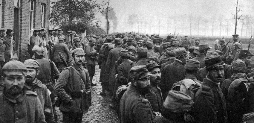 Jeńcy belgijscy przed siedzibą sztabu niemieckiej brygady latem 1914 roku. Żołnierze małej, bohaterskiej armii, którzy nieskutecznie próbowali przeciwstawić się barbarzyńskiemu najazdowi niemieckiemu na ich neutralny kraj, tysiącami dostawali się do niewoli. Jeńcy belgijscy przed siedzibą sztabu niemieckiej brygady latem 1914 roku. Żołnierze małej, bohaterskiej armii, którzy nieskutecznie próbowali przeciwstawić się barbarzyńskiemu najazdowi niemieckiemu na ich neutralny kraj, tysiącami dostawali się do niewoli.